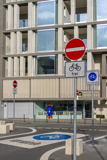 Symbolic photo on the subject of bicycle lanes in Berlin, Niederwallstrasse and Hausvogteiplatz,