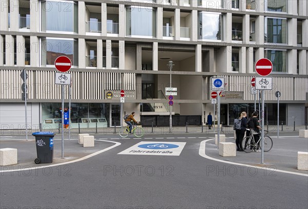 Symbolic photo on the subject of bicycle lanes in Berlin, Niederwallstrasse and Hausvogteiplatz,