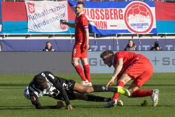 Football match, Tim SIERSLEBEN 1.FC Heidenheim right fouls Jordan SIEBATCHEU Borussia