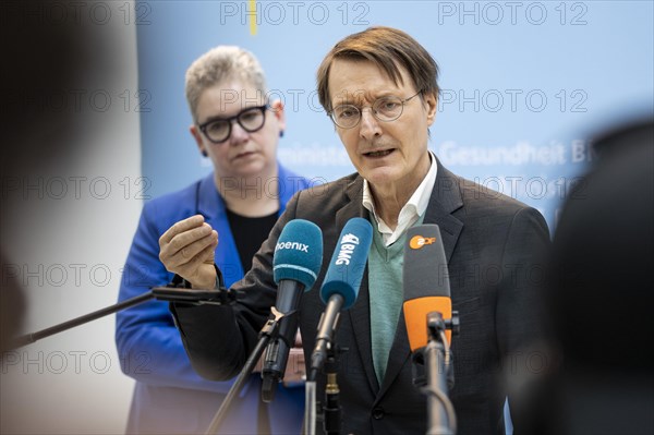 Karl Lauterbach (SPD), Federal Minister of Health, Christine Vogler (in the background), President