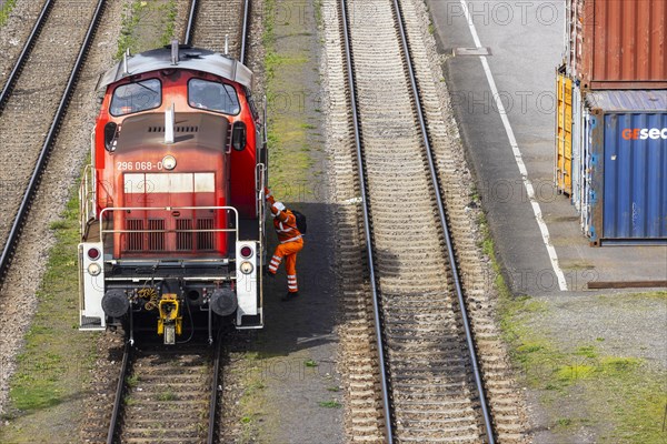 Engine driver with locomotive, class 296 diesel locomotive, Mannheim, Baden-Wuerttemberg, Germany,
