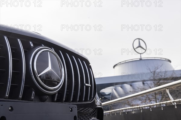 Mercedes, radiator grille and Mercedes star on a modern vehicle, in the background the Mercedes