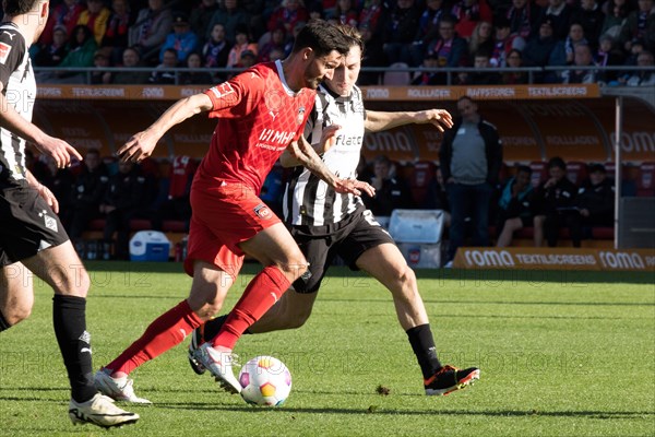 Football match, Tim KLEINDIENST 1.FC Heidenheim in a duel for the ball with Rocco REITZ Borussia