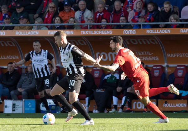 Football match, Tim KLEINDIENST 1.FC Heidenheim right fighting for the ball with Nico ELVEDI
