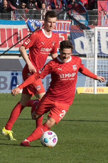 Football match, Nikola DOVEDAN 1.FC Heidenheim on the ball in the background Jan SCHOePPNER 1.FC