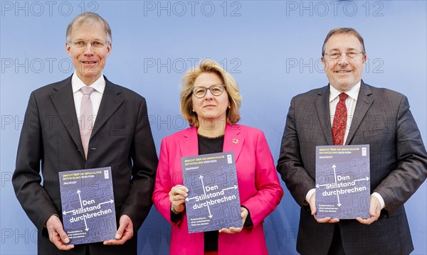 From left: Ekkehard Griep, Chairman DGVN, Svenja Schulze (SPD), Federal Minister for Economic