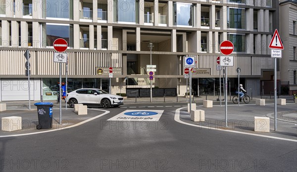 Symbolic photo on the subject of bicycle lanes in Berlin, Niederwallstrasse and Hausvogteiplatz,
