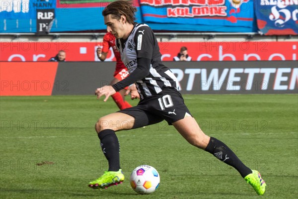 Football match, Florian NEUHAUS Borussia Moenchengladbach on the ball, Voith-Arena football