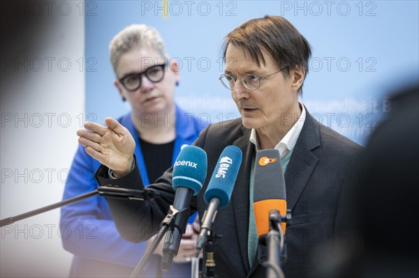 Karl Lauterbach (SPD), Federal Minister of Health, Christine Vogler (in the background), President