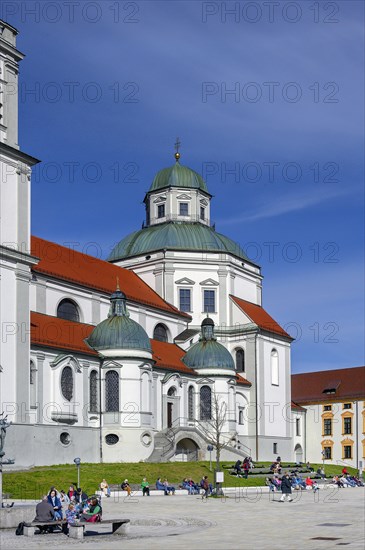 Spring awakening, people sunbathing in front of the Lorenzkirche, on the right the Residenz,