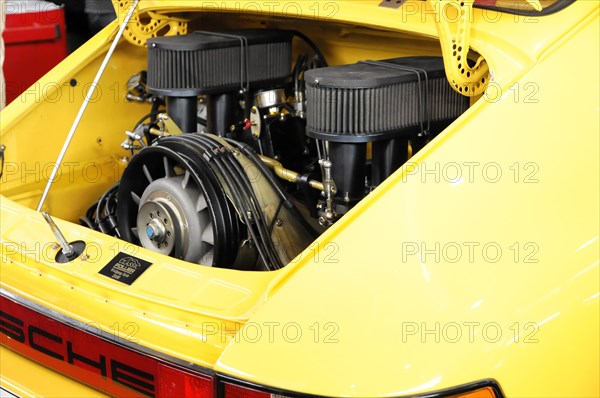 RETRO CLASSICS 2010, Stuttgart Trade Fair Centre, Engine compartment of a yellow Porsche