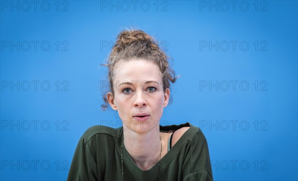 Helena stone house, founder of Sanktionsfrei e. V., at a federal press conference on the topic of
