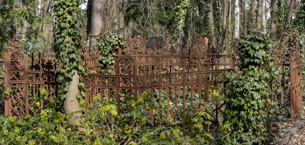 Rusty grave fences, Kirchof 1 of the Evangelische Georgen-Parochialgemeinde, Greisfswalder Strasse,