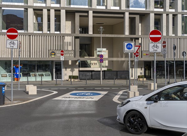 Symbolic photo on the subject of bicycle lanes in Berlin, Niederwallstrasse and Hausvogteiplatz,