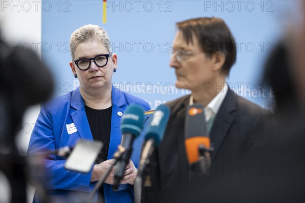 Christine Vogler, President of the German Nursing Council, in the foreground is Karl Lauterbach