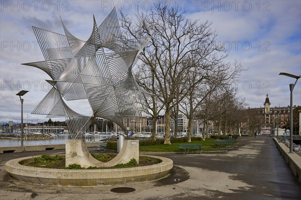 Art object Ouverture au Monde by the artist Angel Duarte and waterfront promenade in the Ouchy