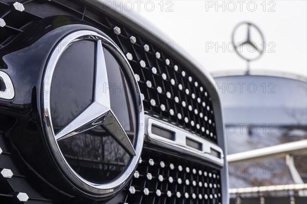 Mercedes, radiator grille and Mercedes star on a modern vehicle, in the background the Mercedes