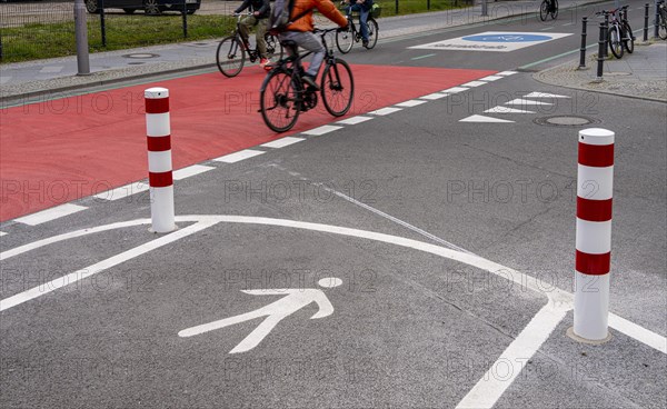 Symbolic photo on the subject of bicycle lanes in Berlin, Niederwallstrasse and Hausvogteiplatz,