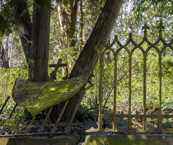 Rusty grave fences, Kirchof 1 of the Evangelische Georgen-Parochialgemeinde, Greisfswalder Strasse,