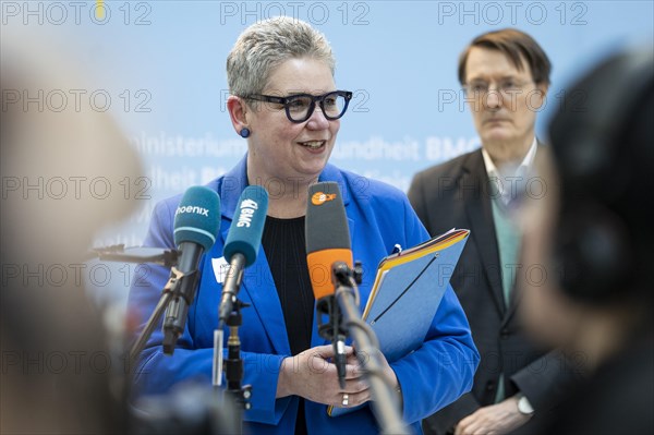 Christine Vogler, President of the German Nursing Council, behind her Karl Lauterbach (SPD),