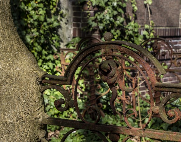 Rusty grave fences, Kirchof 1 of the Evangelische Georgen-Parochialgemeinde, Greisfswalder Strasse,