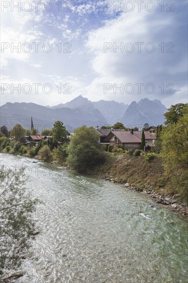 Loisach with houses, old parish church St. Martin, Wetterstein mountains with Alpsitze and Zugspitz