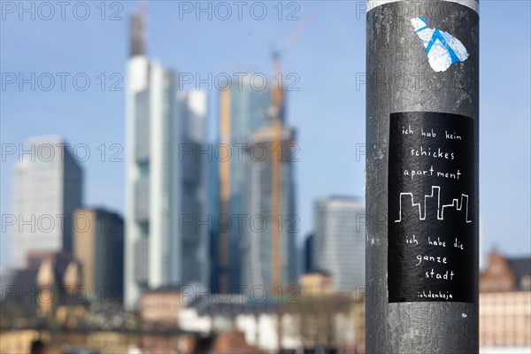 A sticker with the inscription ich hab kein schickes appartment, ich hab die ganze stadt is stuck