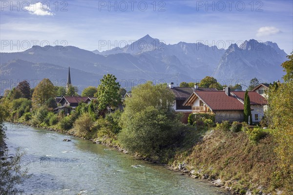 Loisach with houses, old parish church St. Martin, Wetterstein mountains with Alpsitze and Zugspitz