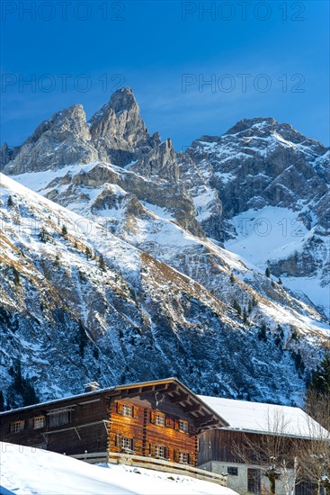 Farmhouse in Einoedsbach, Stillachtal, behind it the central main ridge of the Allgaeu Alps with