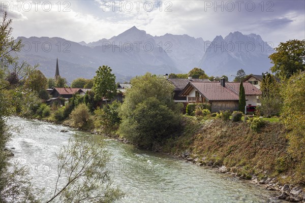 Loisach with houses, old parish church St. Martin, Wetterstein mountains with Alpsitze and Zugspitz