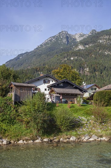 Loisach with houses and Kramer massif, Garmisch-Partenkirchen, Werdenfelser Land, Upper Bavaria,