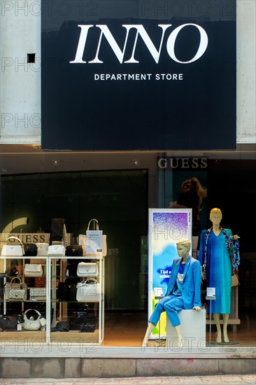 Display window, window dressing with mannequins and handbags of the shop INNO, Belgian department