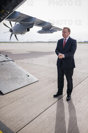 Federal Minister of Defence Boris Pistorius, SPD, bids farewell to the 20 or so soldiers of the
