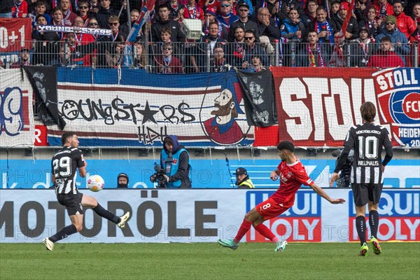 Football match, Eren DINKCI 1.FC Heidenheim centre scores the 1 to 1 equaliser against Borussia