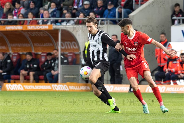 Football match, Florian NEUHAUS Borussia Moenchengladbach left in a duel for the ball with Eren