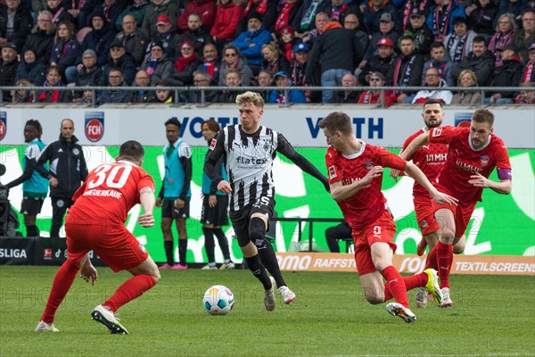 Football match, Robin HACK Borussia Moenchengladbach centre on the ball seems unstoppable, Norman