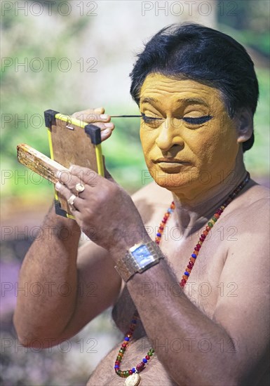 Kathakali performer or mime, 60 years old, makes up his face, Kochi Kathakali Centre, Kochi,