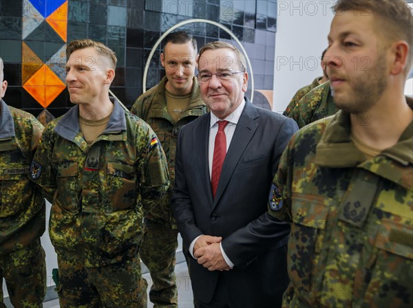 Federal Minister of Defence Boris Pistorius, SPD, bids farewell to the 20 or so soldiers of the