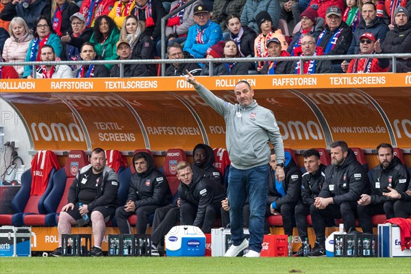 Football match, coach Frank SCHMIDT 1.FC Heidenheim leads the way on the touchline, Voith-Arena
