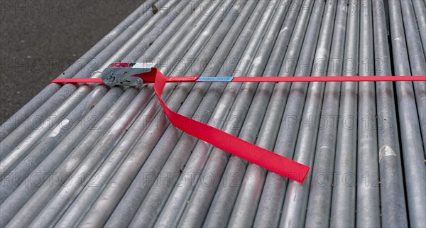 Detail photo, tension belt on the barrier fence at a running event, Strasse des 17. Juni, Berlin,