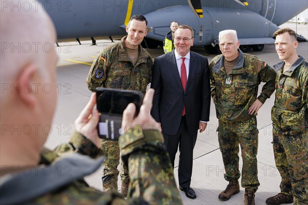 Federal Minister of Defence Boris Pistorius, SPD, bids farewell to the 20 or so soldiers of the