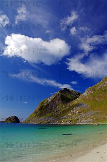 Turquoise green water and white sandy beach in front of high mountains, Haukland, Leknes, Nordland,