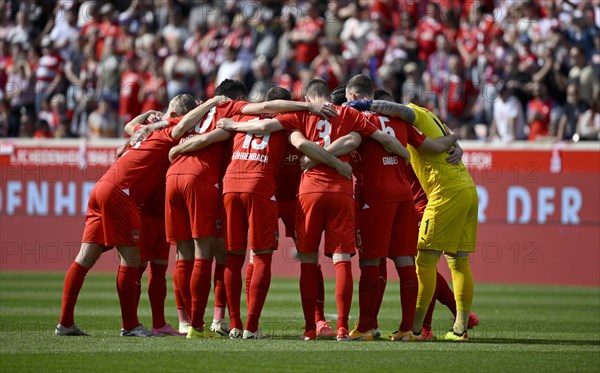 Team building, team circle in front of the start of the match, 1. FC Heidenheim 1846 FCH,