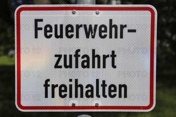 Sign, traffic sign, traffic sign, keep fire service access clear, letters, lettering, traffic