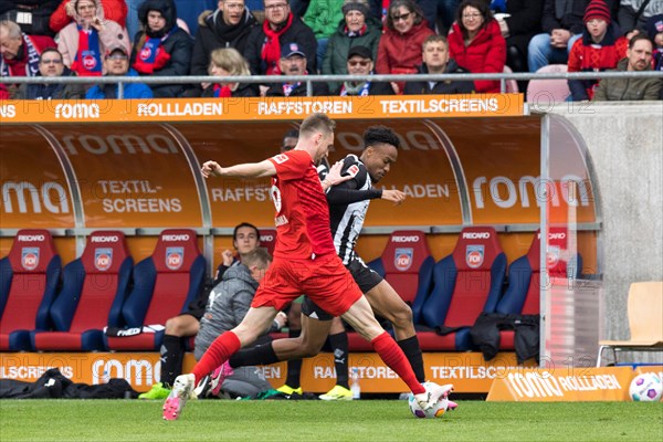 Football match, Nathan NGOUMOU Borussia Moenchengladbach right in a duel for the ball with Patrick