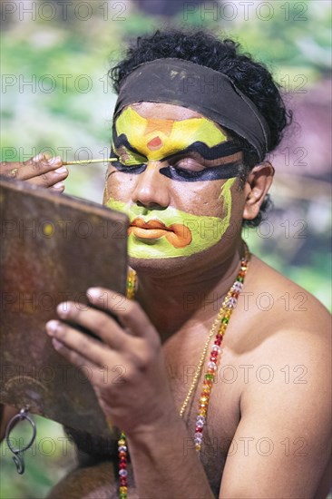 Kathakali performer or mime, 38 years old, makes up his face, Kochi Kathakali Centre, Kochi,