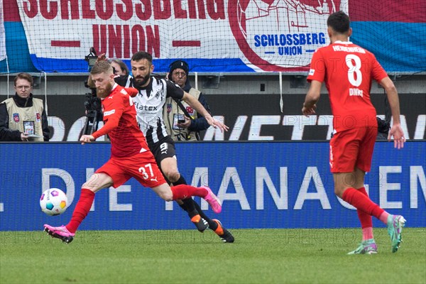 Football match, Jan-Niklas BESTE 1.FC Heidenheim left takes a shot, Franck HONORAT Borussia