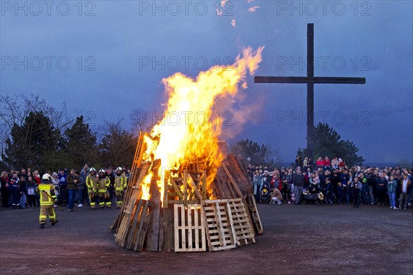 The fire brigade has lit the Easter bonfire on the Haniel spoil tip in front of the summit cross,