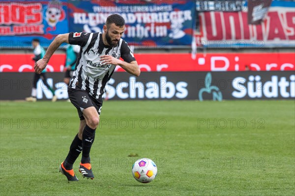 Football match, Franck HONORAT Borussia Moenchengladbach on the ball, Voith-Arena football stadium,
