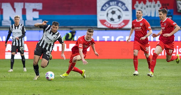 Football match, Joe SCALLY Borussia Moenchengladbach left on the ball, Jan SCHOePPNER 1.FC